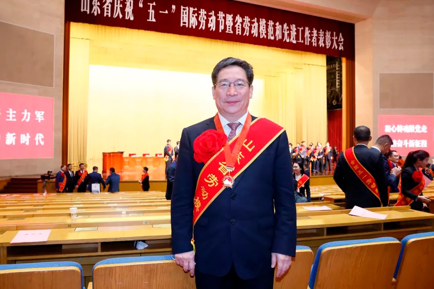 喜報(bào)！李永勝董事長被授予“山東省勞動(dòng)模范”稱號(hào) 受省委、省政府表彰 (5)